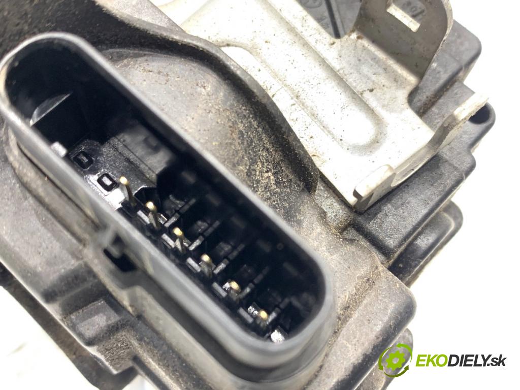 VOLVO V40 liftback 2016 88 kW D2 1969 zámok dveře pravý zadní část 31440398