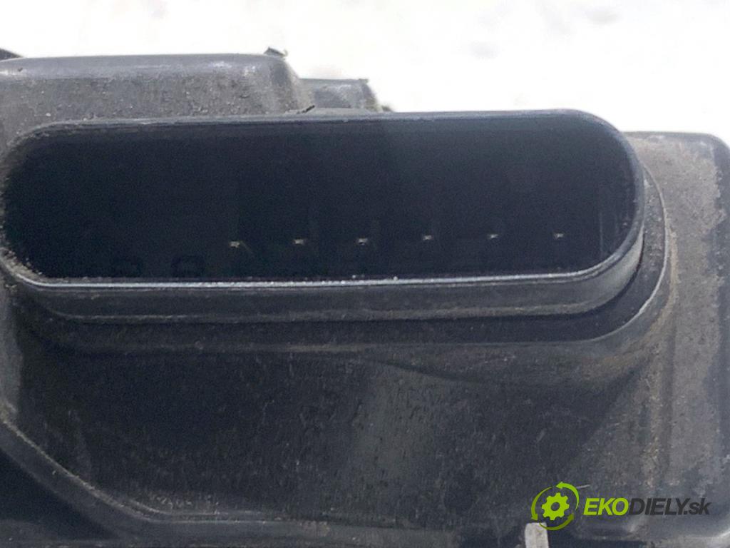 VOLVO V40 liftback 2016 88 kW D2 1969 zámok dveře levý zadní část 31440397