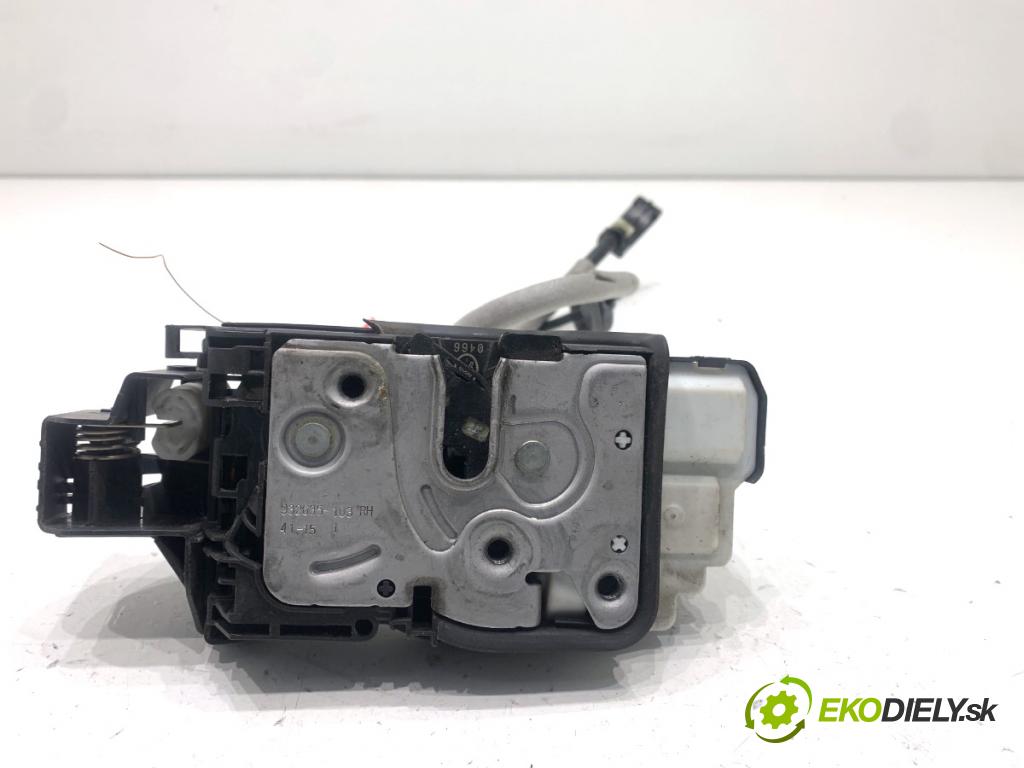 VOLVO V40 liftback 2016 88 kW D2 1969 zámok Dvere pravy predný 31440390