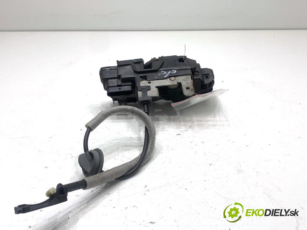 VOLVO V40 liftback 2016 88 kW D2 1969 zámok Dvere pravy predný 31440390