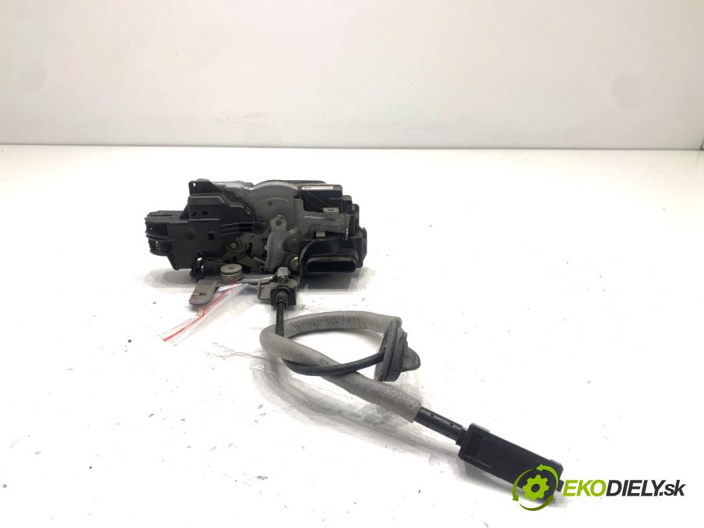 VOLVO V40 liftback 2016 88 kW D2 1969 zámok Dvere pravy predný 31440390