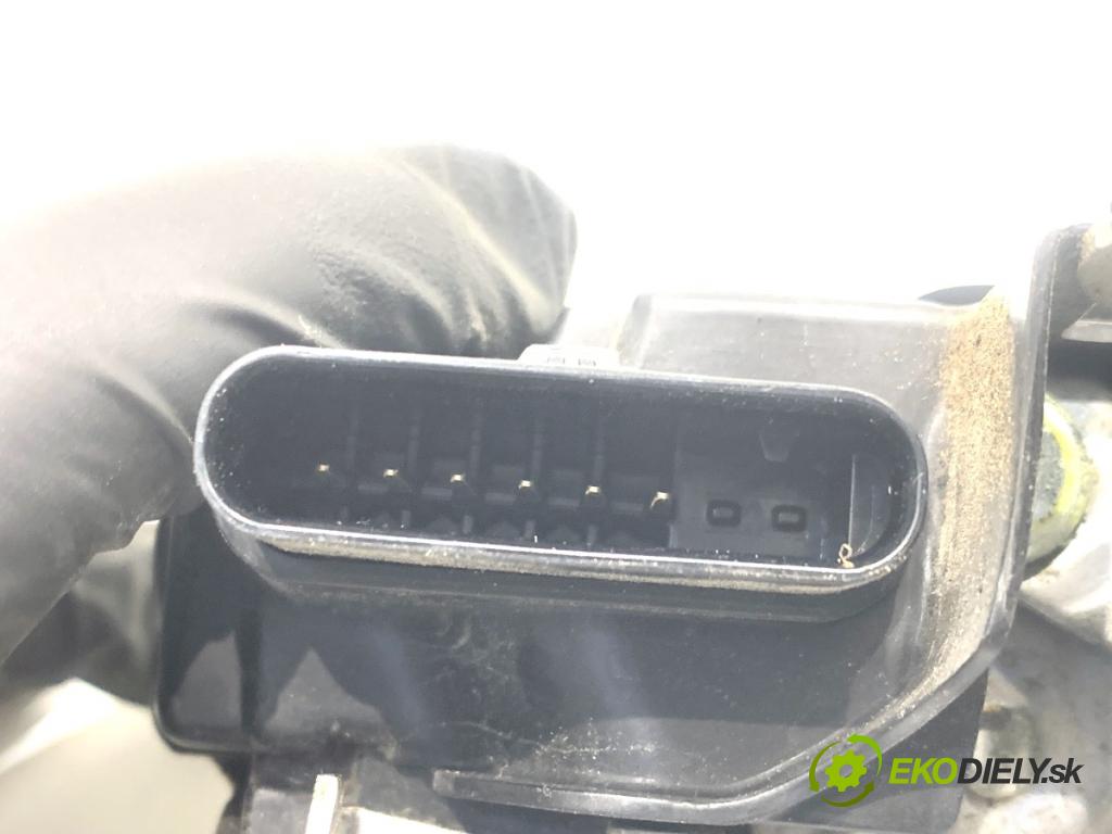 VOLVO V40 liftback 2016 88 kW D2 1969 zámok Dvere pravy predný 31440390