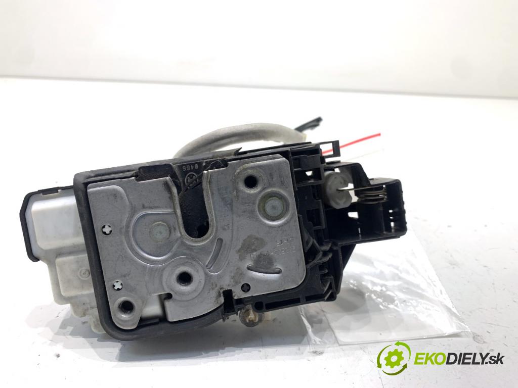 VOLVO V40 liftback 2016 88 kW D2 1969 zámok Dvere ľavy predný 31440389