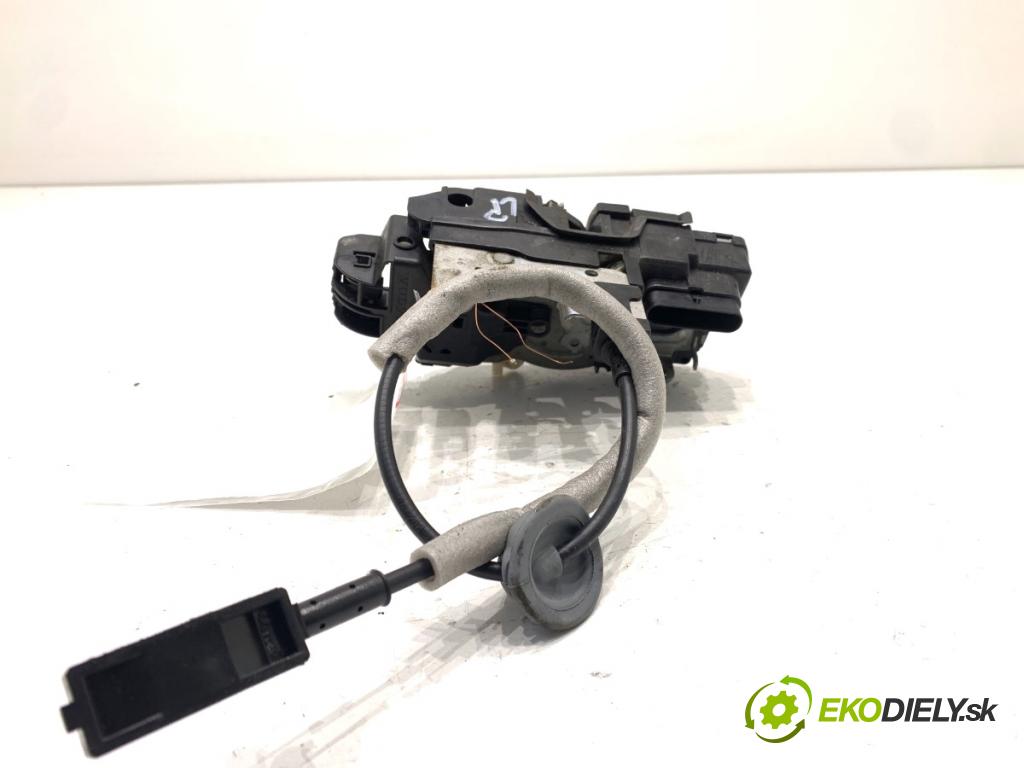 VOLVO V40 liftback 2016 88 kW D2 1969 zámok Dvere ľavy predný 31440389