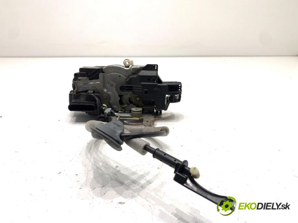 VOLVO V40 liftback 2016 88 kW D2 1969 zámok Dvere ľavy predný 31440389