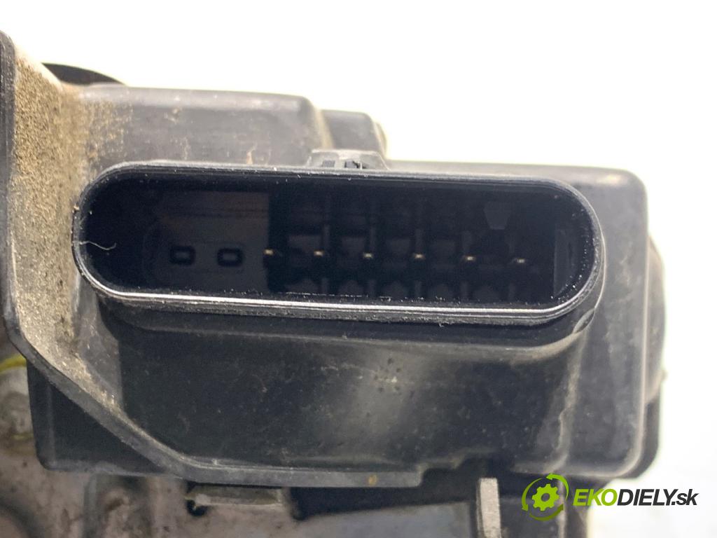 VOLVO V40 liftback 2016 88 kW D2 1969 zámok Dvere ľavy predný 31440389