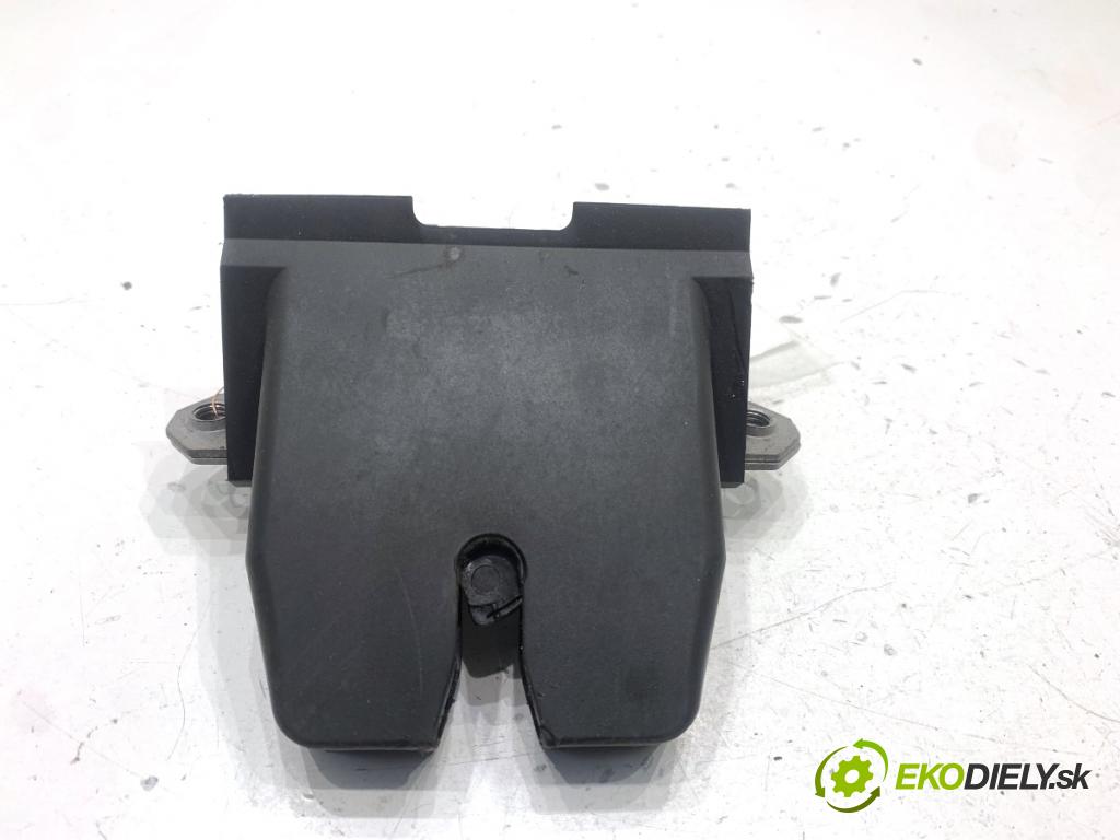 VOLVO V40 liftback 2016 88 kW D2 1969 zámok dverí zad 31440245