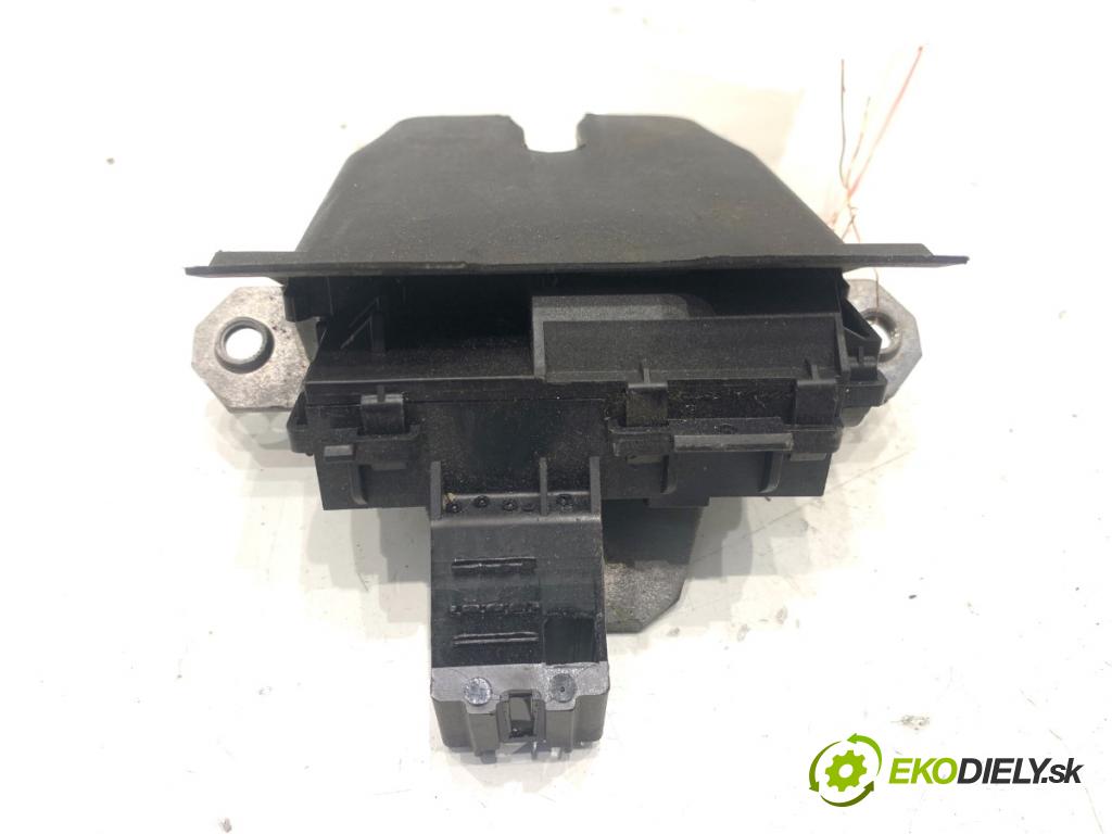 VOLVO V40 liftback 2016 88 kW D2 1969 zámok dverí zad 31440245