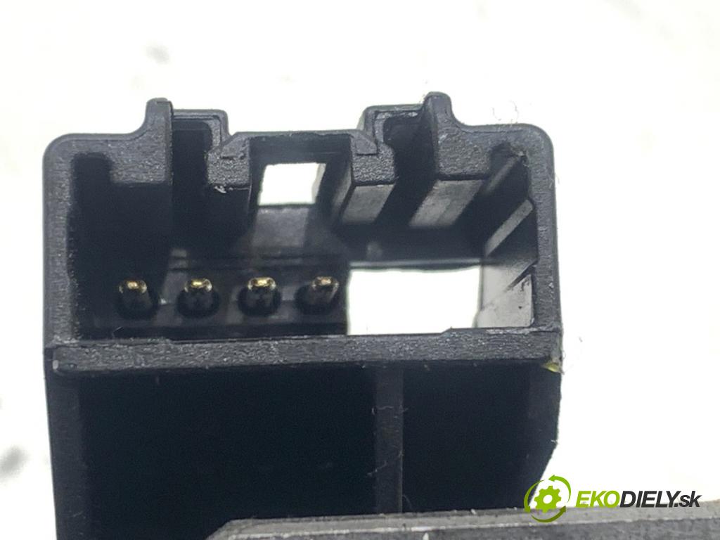 VOLVO V40 liftback 2016 88 kW D2 1969 zámok dverí zad 31440245