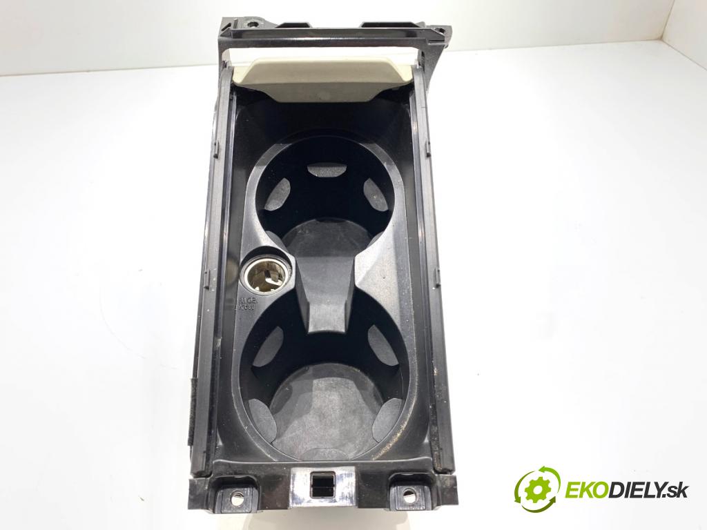 VOLVO V40 liftback 2016 88 kW D2 1969 držák na nápoje 08632777 (Držák nápojů)