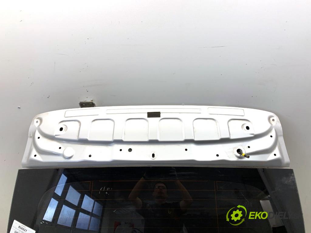VOLVO V40 liftback 2016 88 kW D2 1969 kapota zad 711
