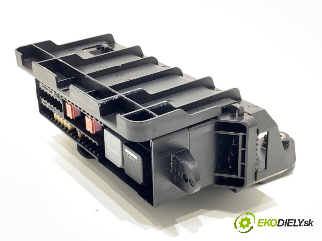 VOLVO V40 liftback 2016 88 kW D2 1969 skříňka poistková AV6T-14K131-AC (Pojistková skříňka)