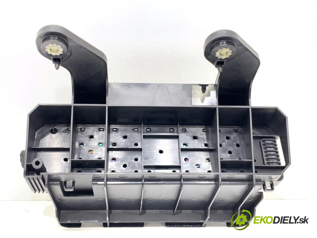 VOLVO V40 liftback 2016 88 kW D2 1969 skříňka poistková AV6T-14K131-AC (Pojistková skříňka)