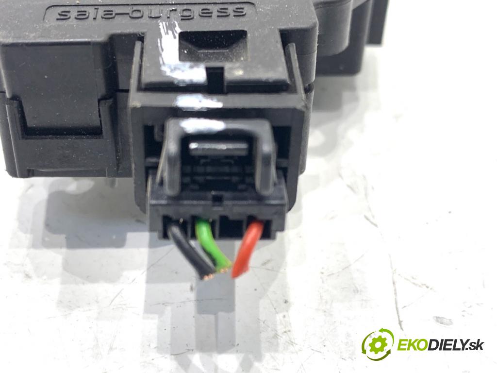 VOLVO V40 liftback 2016 88 kW D2 1969 motor topení 19E616-AA