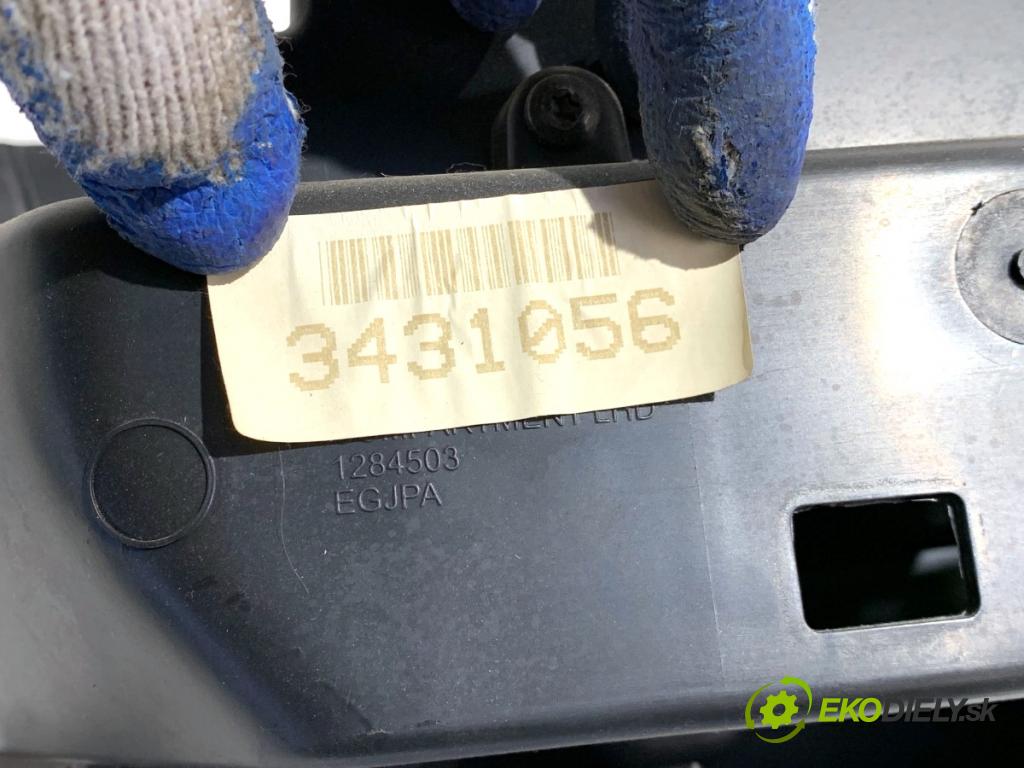 VOLVO V40 liftback 2016 88 kW D2 1969 Priehradka, kastlík spolujazdca  (Priehradka (kastlík))