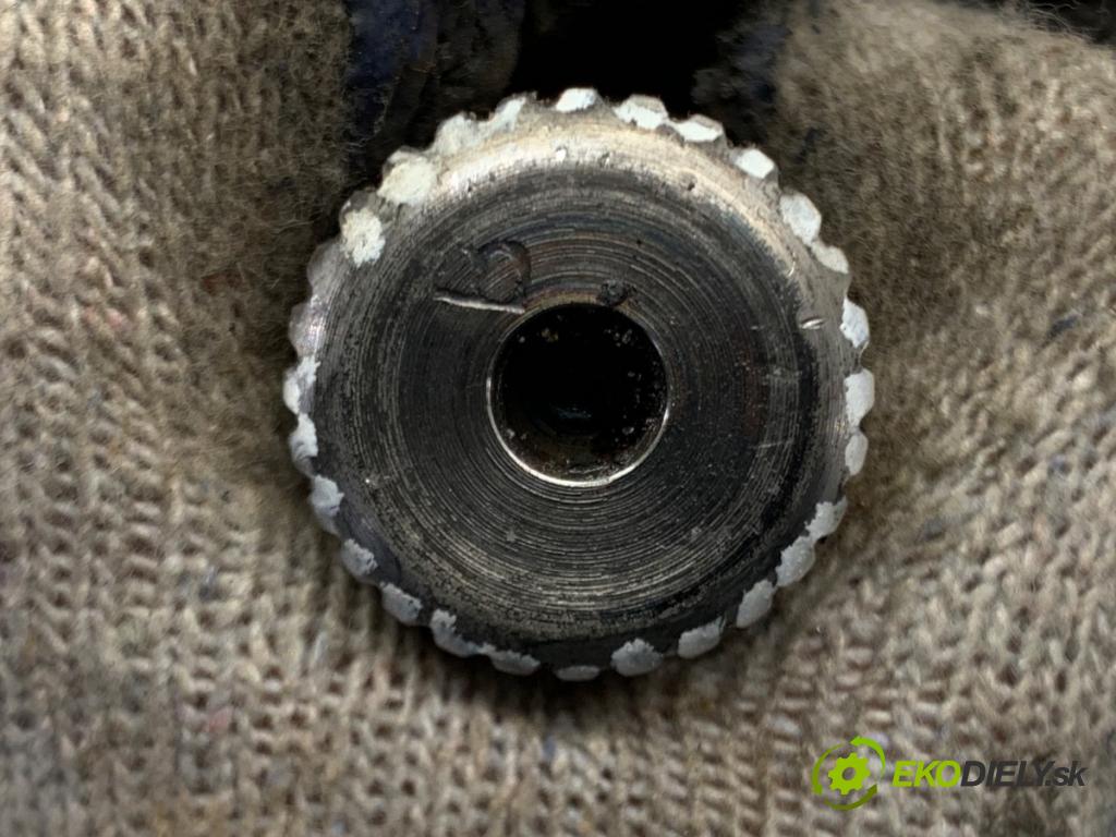 VOLVO V40 liftback 2016 88 kW D2 1969 Poloos pravy predný