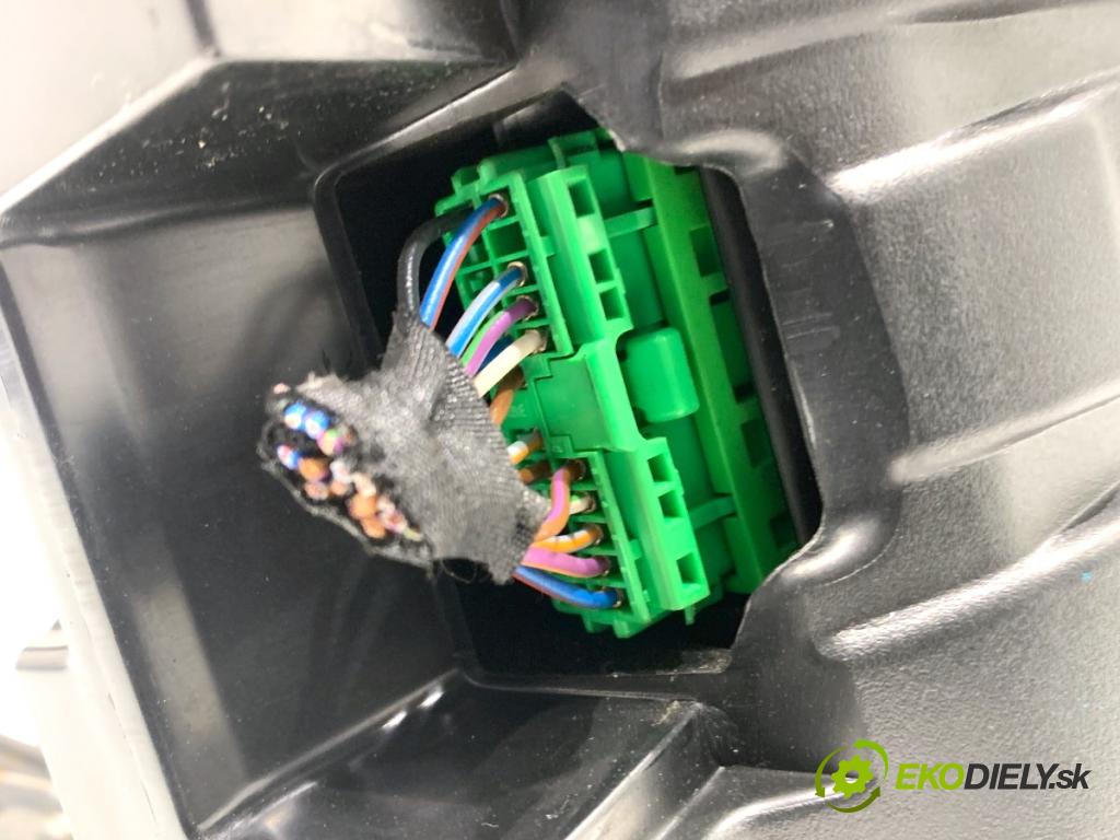 VOLVO V40 liftback 2016 88 kW D2 1969 Panel ovládania kúrenia  (Prepínacie páčky pod volantom)