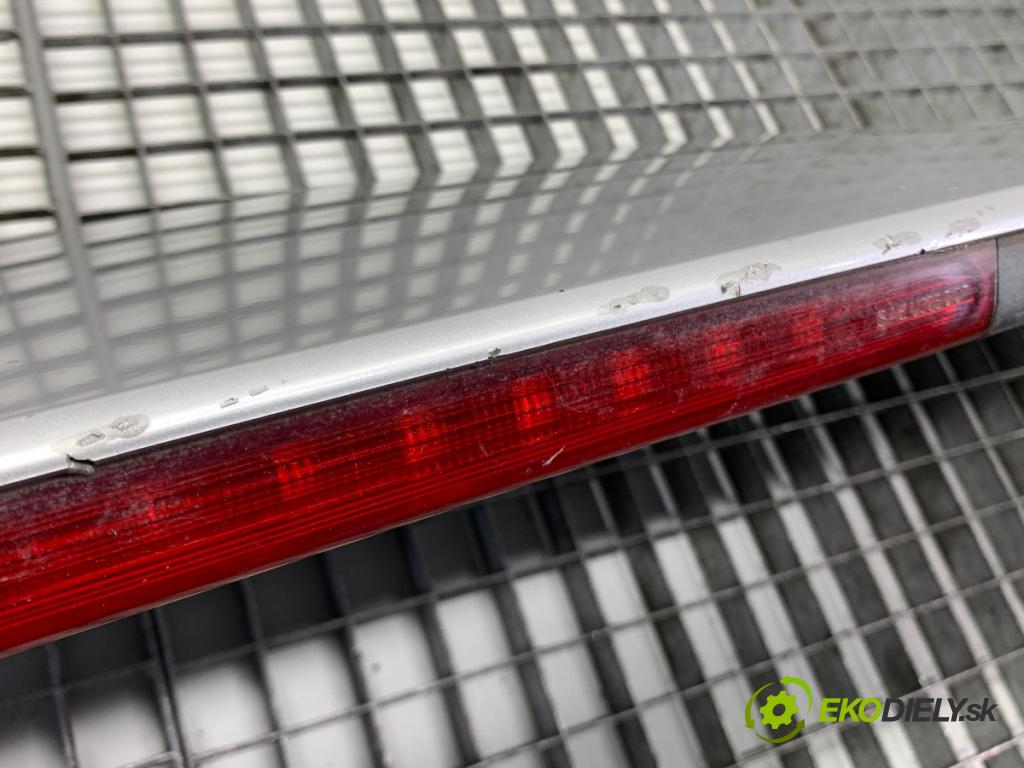 VOLVO V40 liftback 2016 88 kW D2 1969 Svetlo brzdových svetiel Spoiler krídlo 711