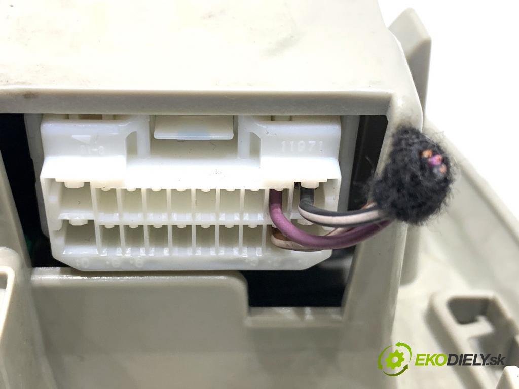 VOLVO V40 liftback 2016 88 kW D2 1969 světlo stropní C99ZA