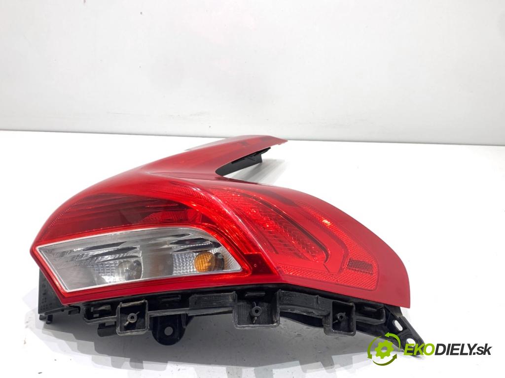 VOLVO V40 liftback 2016 88 kW D2 1969 světlo pravý zadní část 31395845