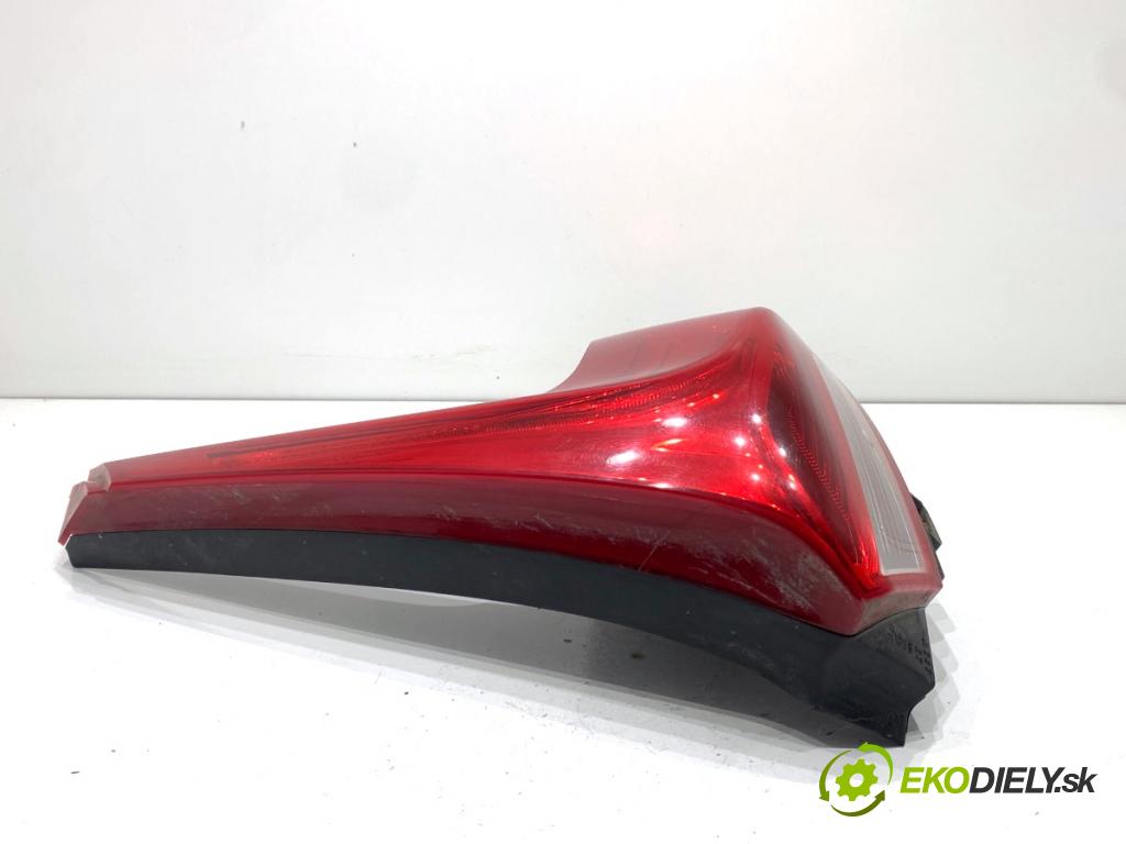 VOLVO V40 liftback 2016 88 kW D2 1969 světlo pravý zadní část 31395845