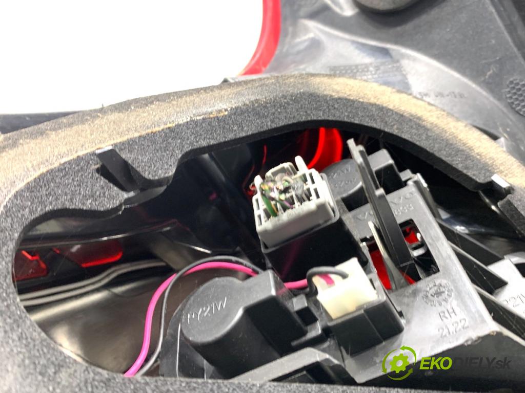 VOLVO V40 liftback 2016 88 kW D2 1969 světlo pravý zadní část 31395845