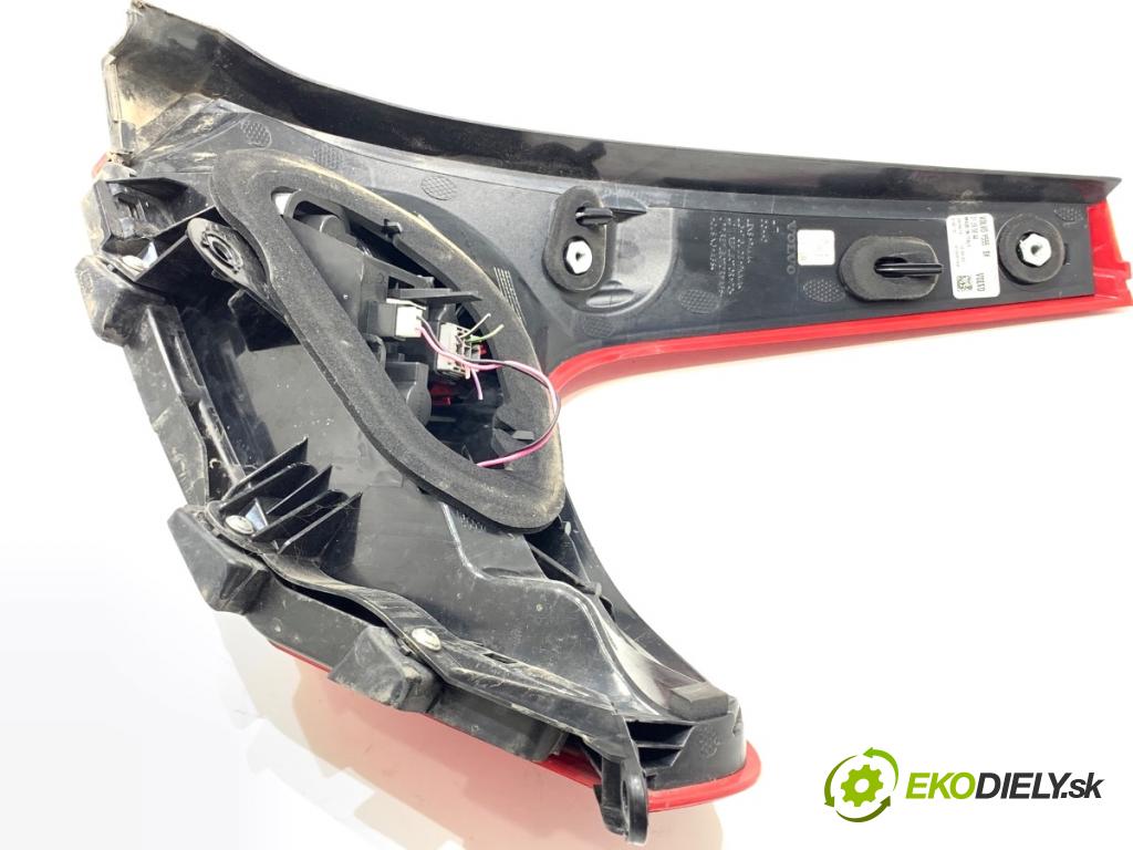 VOLVO V40 liftback 2016 88 kW D2 1969 světlo levý zadní část