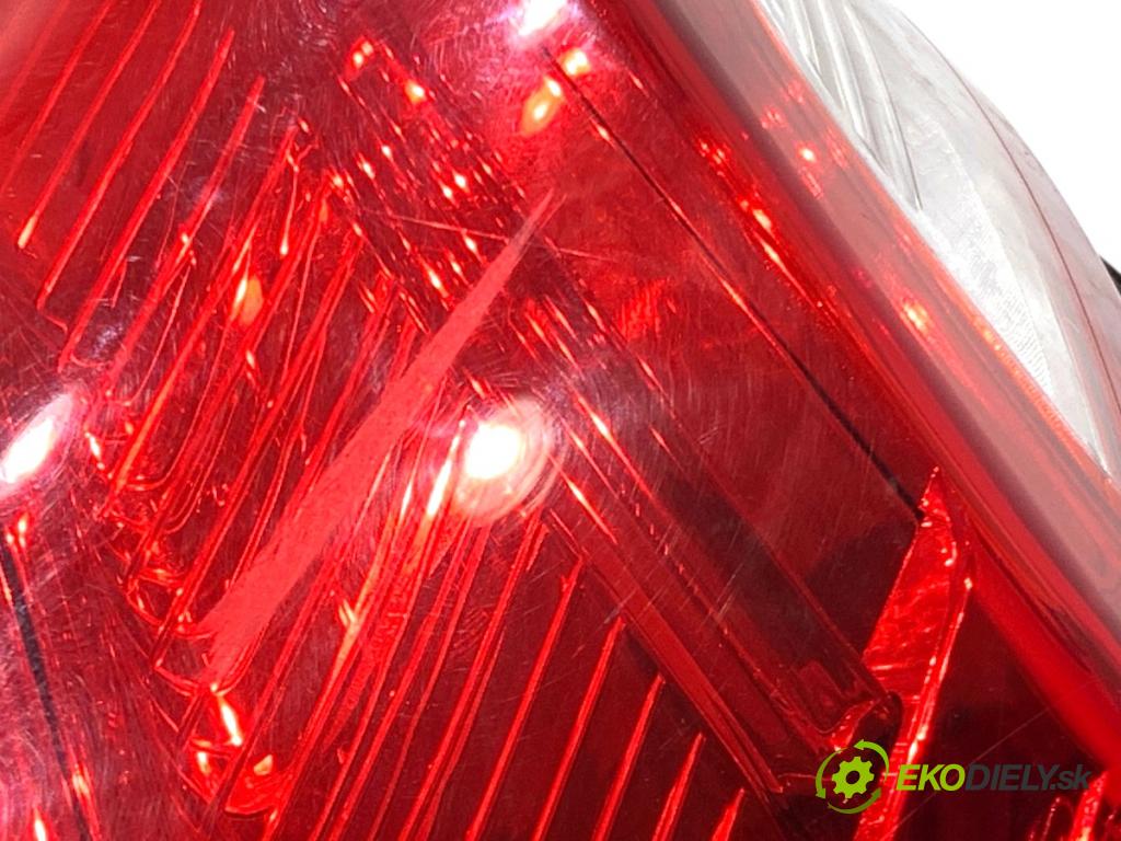 VOLVO V40 liftback 2016 88 kW D2 1969 světlo levý zadní část