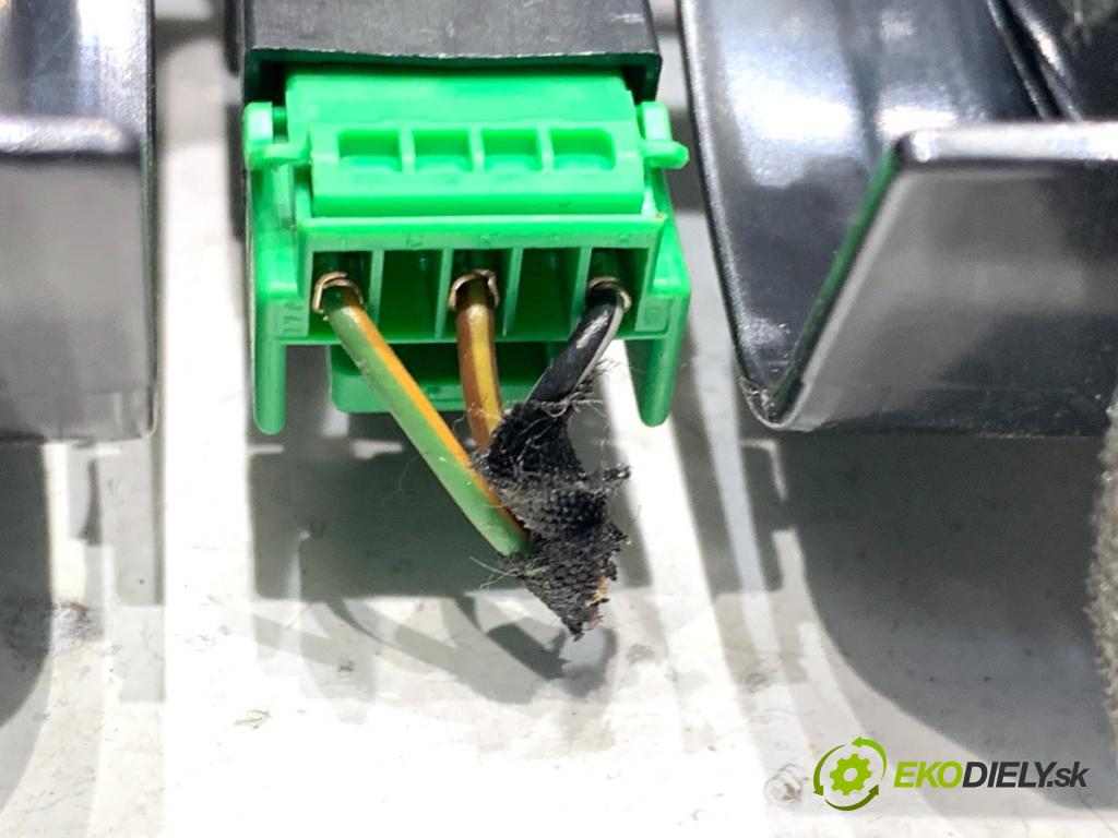 VOLVO V40 liftback 2016 88 kW D2 1969 mří topení přední část 313702