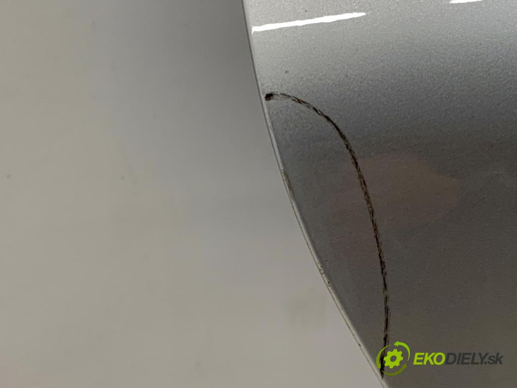 VOLVO V40 liftback 2016 88 kW D2 1969 Dvere pravy zad 711