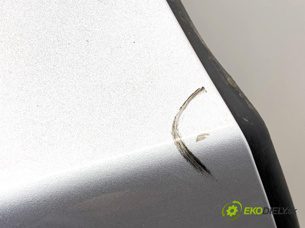 VOLVO V40 liftback 2016 88 kW D2 1969 Dvere pravy predný 711