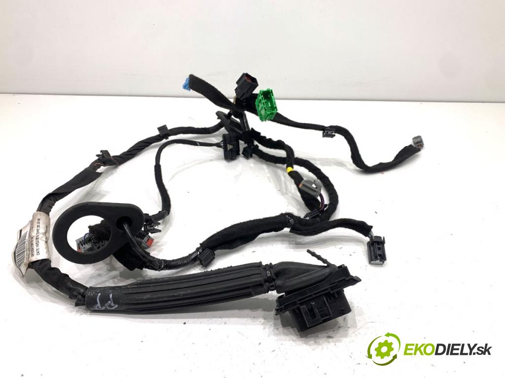 VOLVO V40 liftback 2016 88 kW D2 1969 káblovačka dveře přední část pravý 31334104