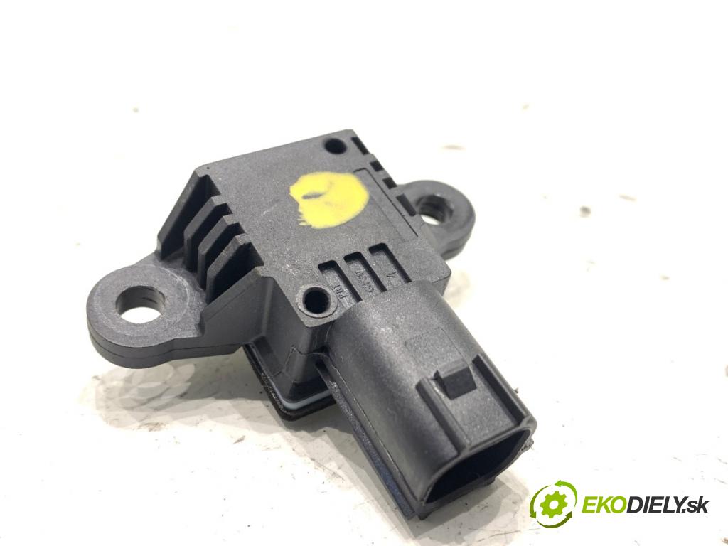 VOLVO V40 liftback 2016 88 kW D2 1969 Snímač nárazu 31360986 (Snímač nárazu)