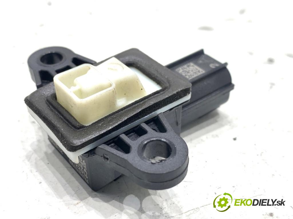 VOLVO V40 liftback 2016 88 kW D2 1969 Snímač nárazu 31360986 (Snímač nárazu)