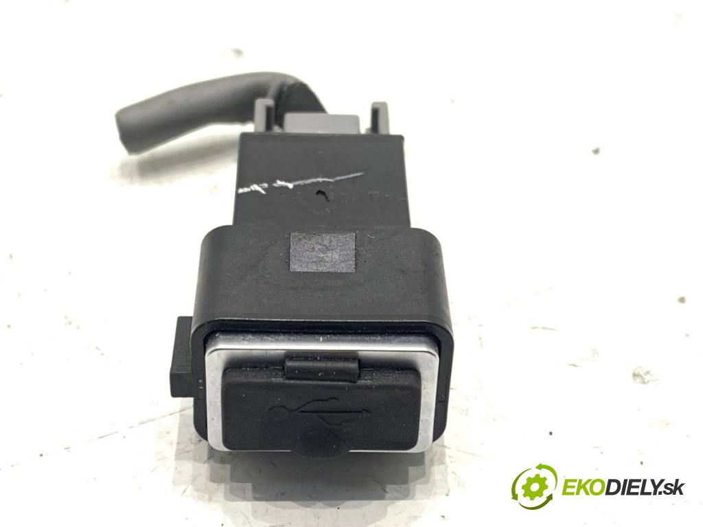 VOLVO V40 liftback 2016 88 kW D2 1969 HNÍZDO: USB 8M5T-19A164-VA