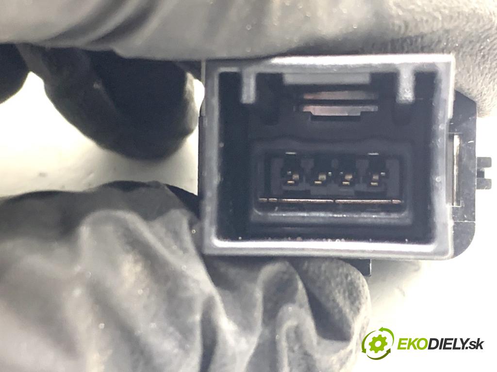 VOLVO V40 liftback 2016 88 kW D2 1969 HNÍZDO: USB 8M5T-19A164-VA