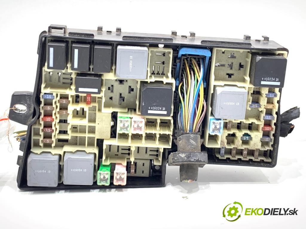 VOLVO V40 liftback 2016 88 kW D2 1969 skříňka poistková AV6T-14A067-AD (Pojistková skříňka)