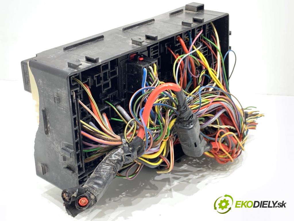 VOLVO V40 liftback 2016 88 kW D2 1969 skříňka poistková AV6T-14A067-AD (Pojistková skříňka)