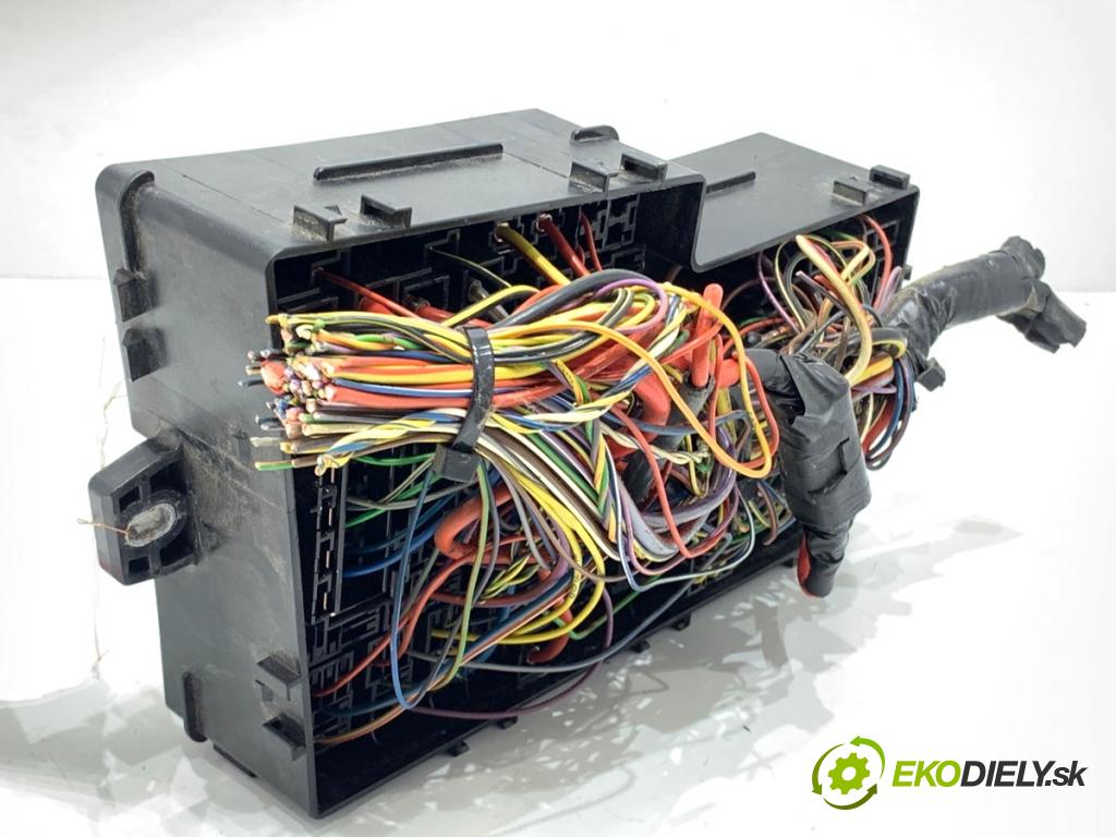 VOLVO V40 liftback 2016 88 kW D2 1969 skříňka poistková AV6T-14A067-AD (Pojistková skříňka)