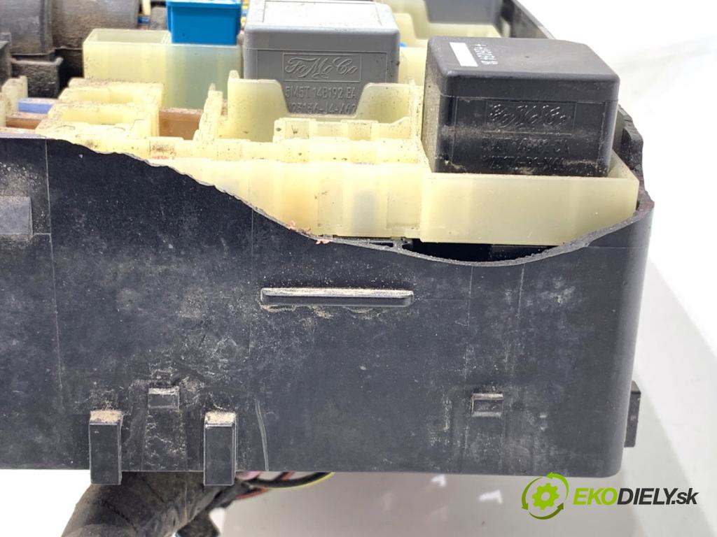 VOLVO V40 liftback 2016 88 kW D2 1969 skříňka poistková AV6T-14A067-AD (Pojistková skříňka)