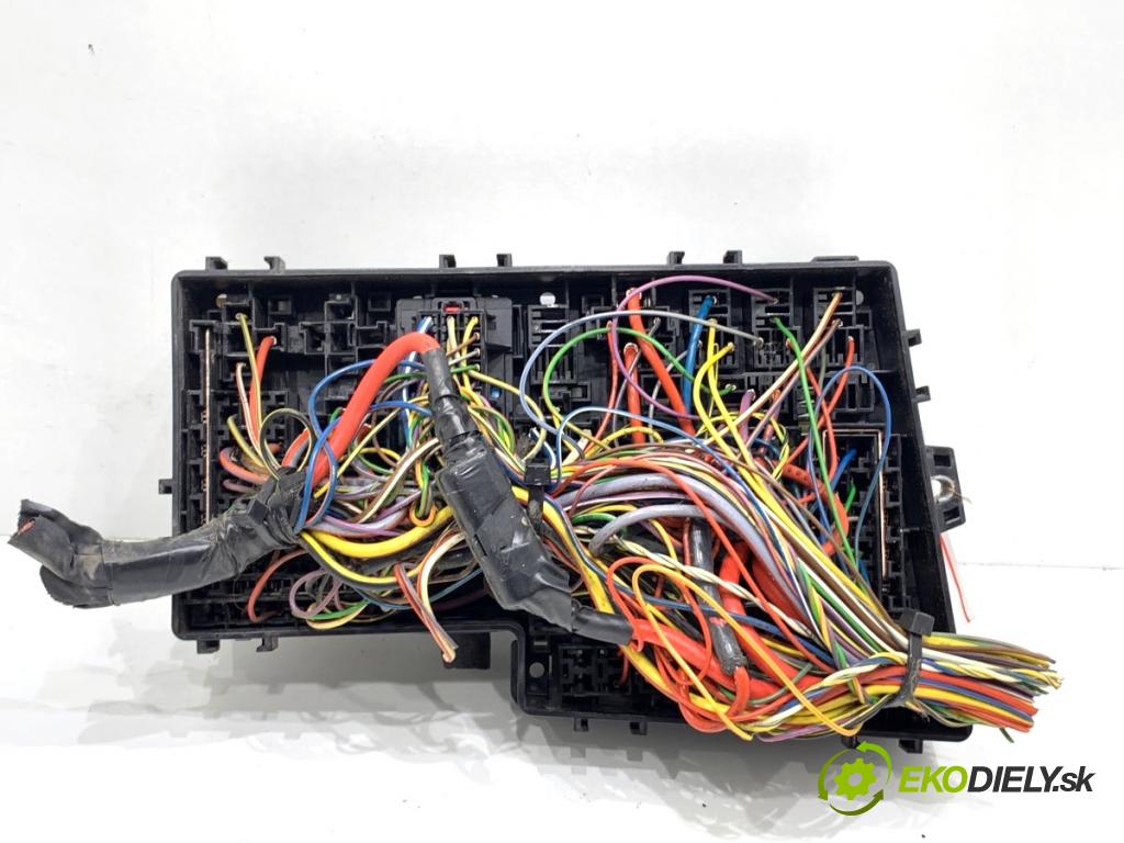 VOLVO V40 liftback 2016 88 kW D2 1969 skříňka poistková AV6T-14A067-AD (Pojistková skříňka)