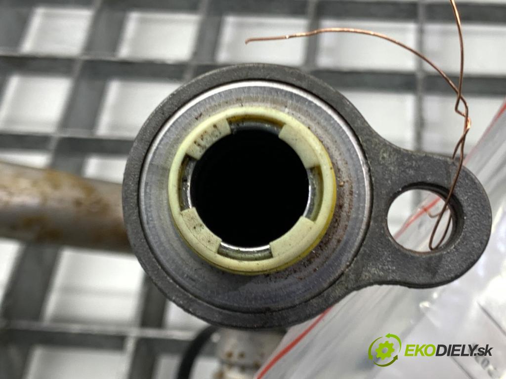 VOLVO V40 liftback 2016 88 kW D2 1969 rúrka klimatizace  (Trubka klimatizace)