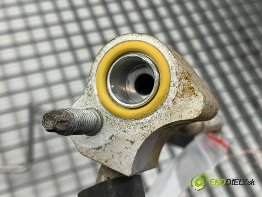 VOLVO V40 liftback 2016 88 kW D2 1969 rúrka klimatizace  (Trubka klimatizace)