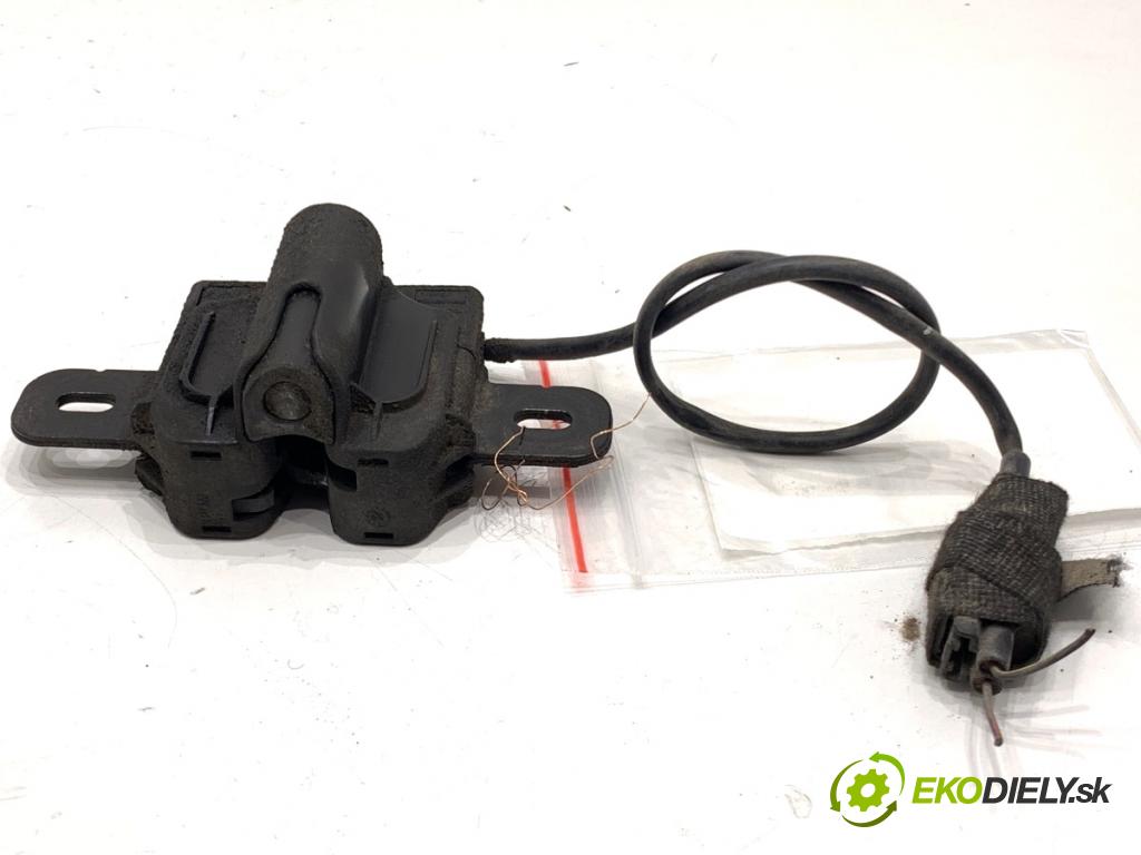 VOLVO V40 liftback 2016 88 kW D2 1969 zámok kapoty ľavy 