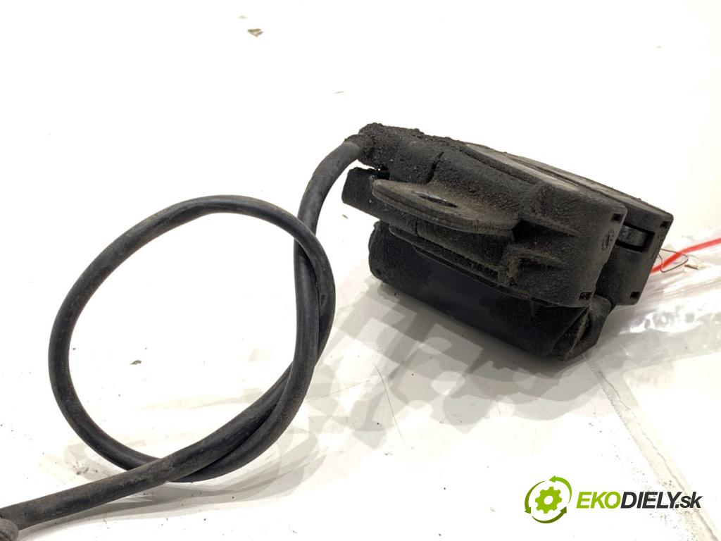 VOLVO V40 liftback 2016 88 kW D2 1969 zámok kapoty ľavy