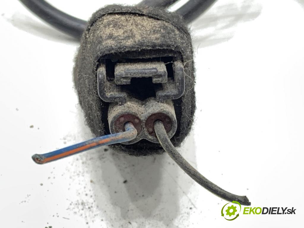 VOLVO V40 liftback 2016 88 kW D2 1969 zámok kapoty ľavy