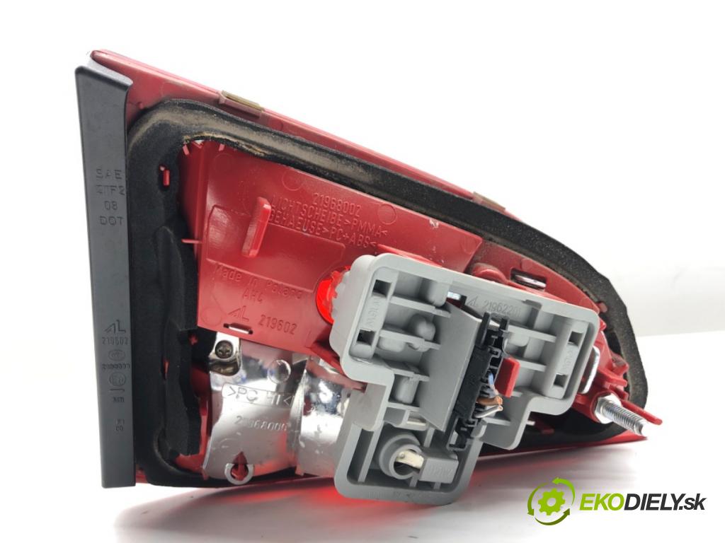 AUDI A4 B8 sedan 2009 105 kW 2.0 TDI 1968 světlo zadní část pravá vnitřní  (Klika dveří ostatní)