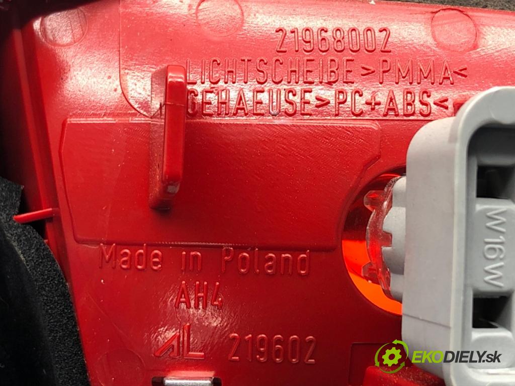 AUDI A4 B8 sedan 2009 105 kW 2.0 TDI 1968 světlo zadní část pravá vnitřní  (Klika dveří ostatní)