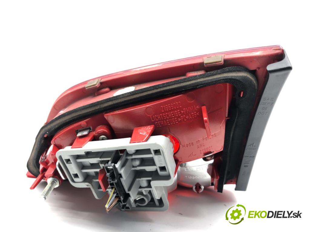 AUDI A4 B8 sedan 2009 105 kW 2.0 TDI 1968 světlo zadní část levá strana vnitřní  (Klika dveří ostatní)