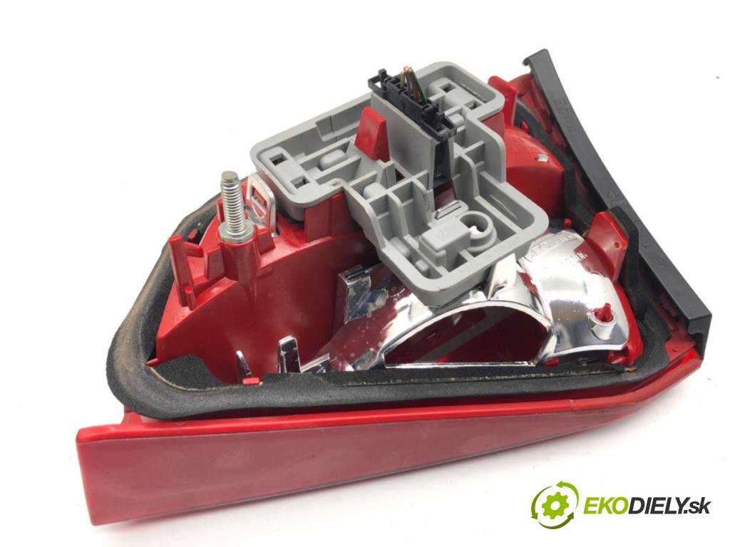 AUDI A4 B8 sedan 2009 105 kW 2.0 TDI 1968 světlo zadní část levá strana vnitřní  (Klika dveří ostatní)